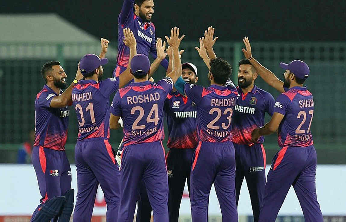 স্ট্যাম্পের পেছনের প্রার্থনা: বাংলাদেশ ক্রিকেটের একটি মৌন সন্ধ্যা